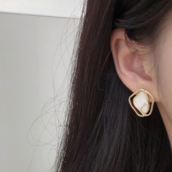 New!! Korean Fashion Shell Acetate Geometric Irregular Enamel Stud Earrings - Picture 5 of 5